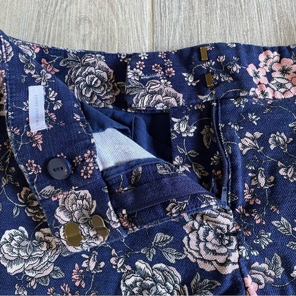𝅺ann Taylor LOFT Riviera Short Navy and Pink Floral Size 0 - Picture 8 of 9